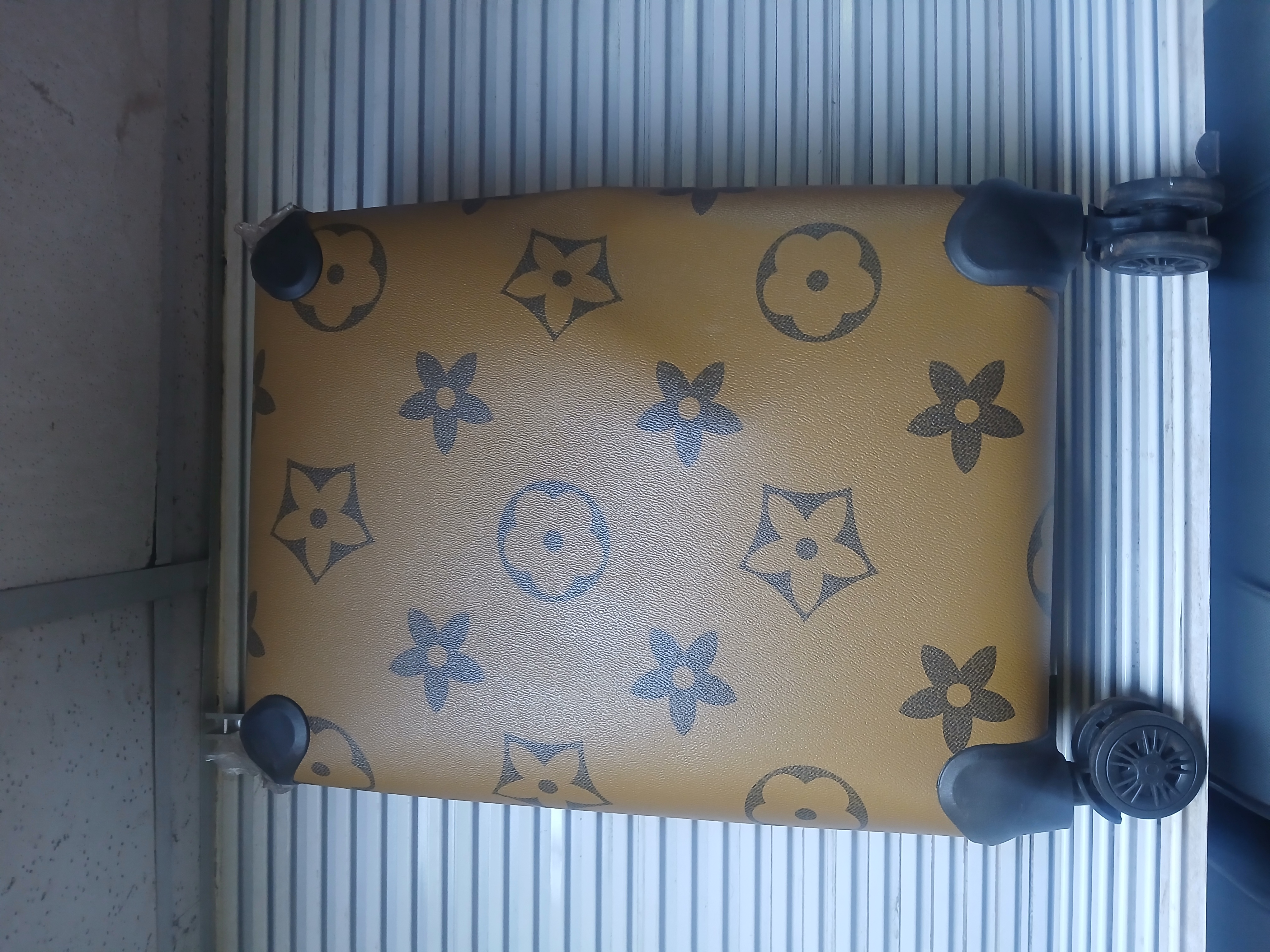 
                                                                                    Valise
                                        